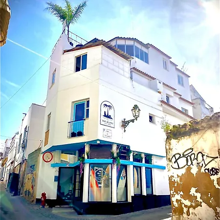 The Island Hostel&café