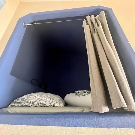 The Island Hostel&café *