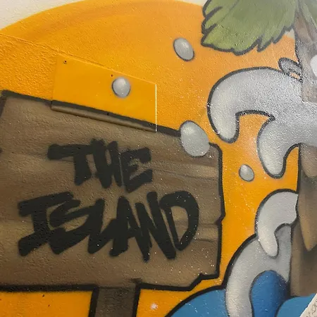 The Island Hostel&café *